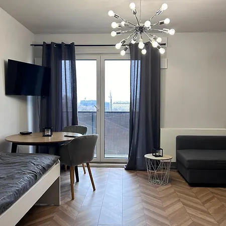 Z Balkonem I Parkingiem アパート