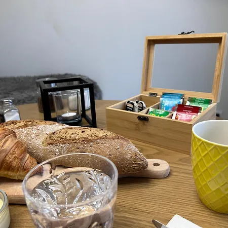 Z Balkonem I Parkingiem アパート ヴロツワフ