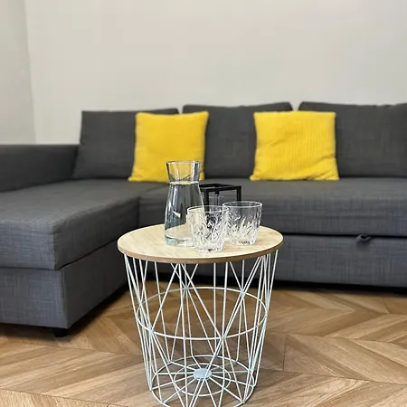 Z Balkonem I Parkingiem アパート